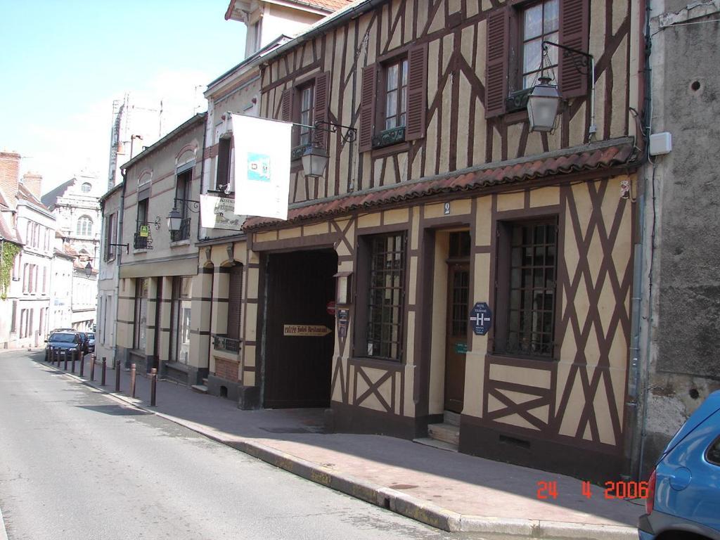 Hotel Restaurant De Seignelay Auxerre Bagian luar foto